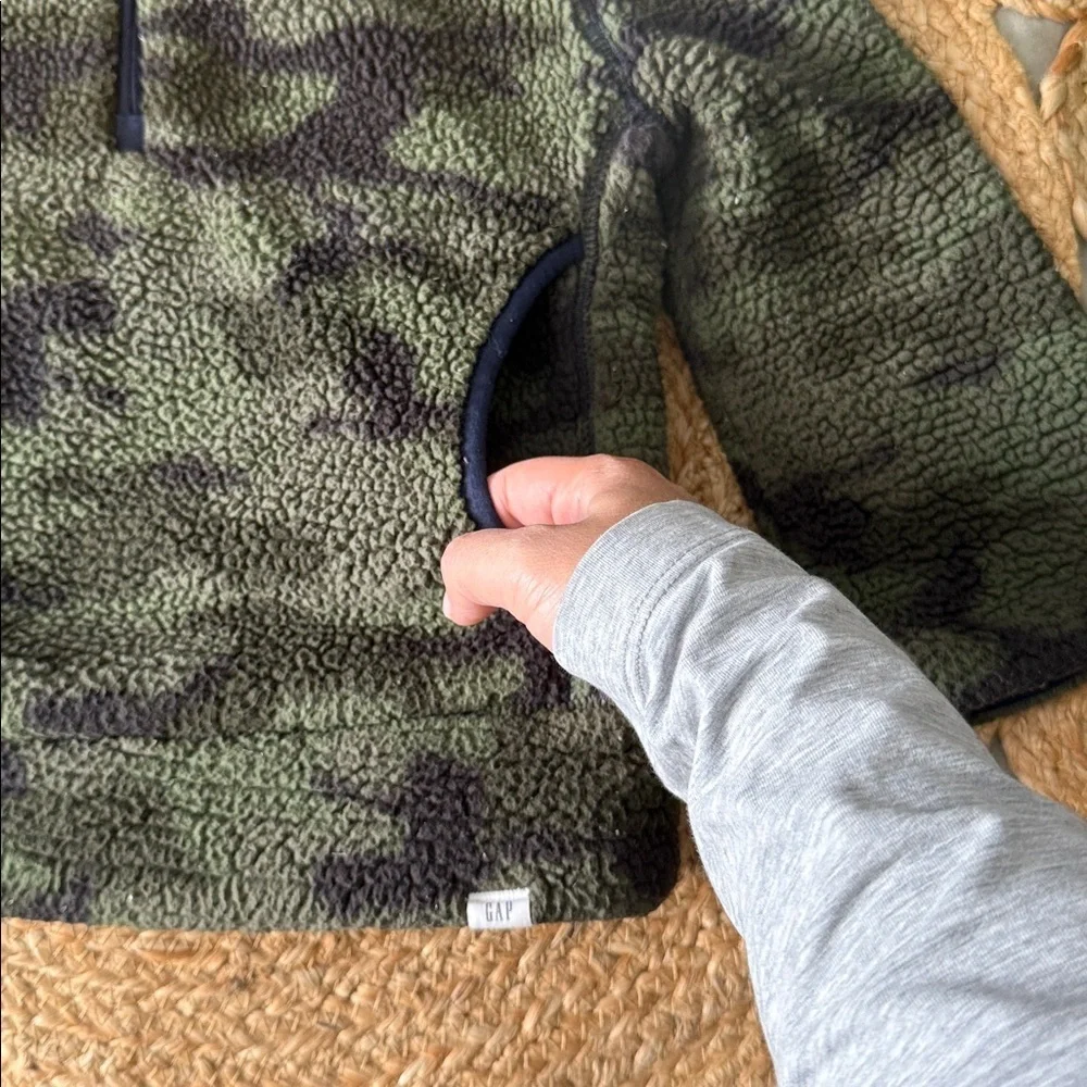 Baby gap Camo sherpa‎ sweatshirt. Size xS 4T